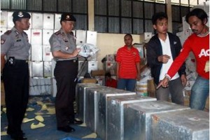 Kapolres Kuningan AKBP Harry Kurniawan SIK saat meninjau persiapan logistik pilpres di KPUD Kuningan.